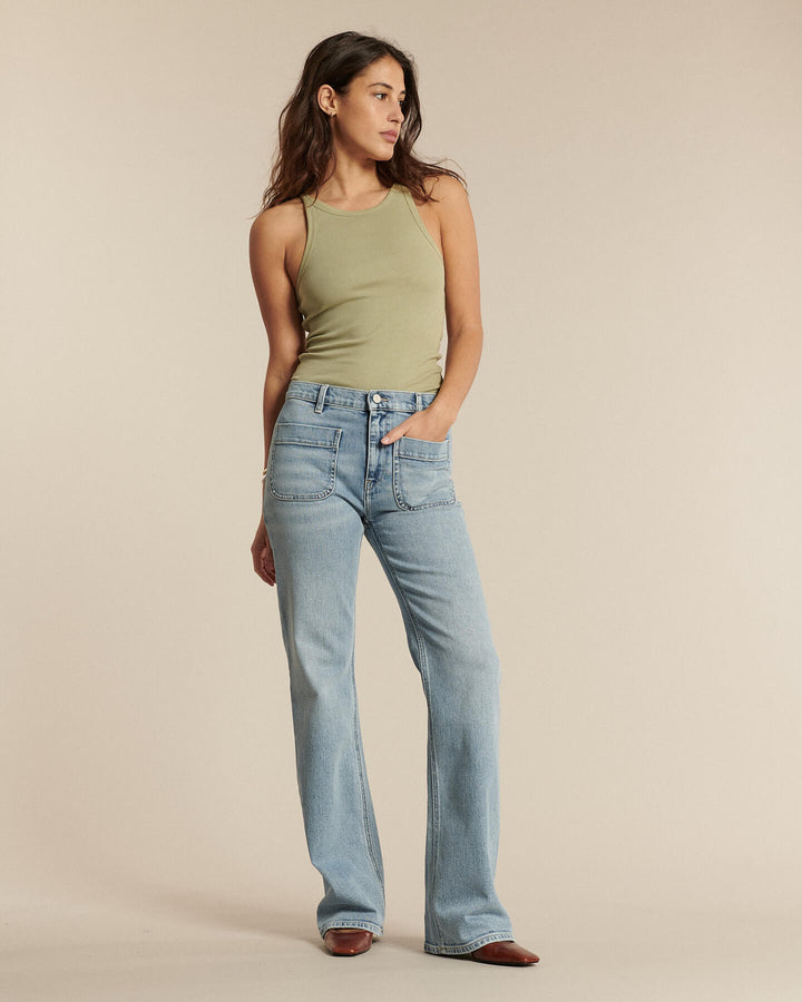 Jean en denim léger bleu clair avec coupe droite et légèrement évasée, matière coton confortable adaptée à toutes les morphologies féminines.