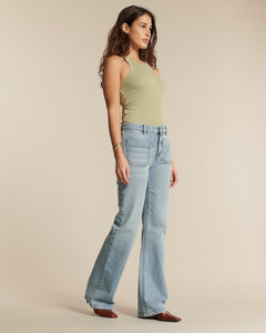 Jean pour femme en denim léger bleu clair, coupe flare avec poches plaquées, matière 100 % coton adaptée à toutes les morphologies pour un confort estival.