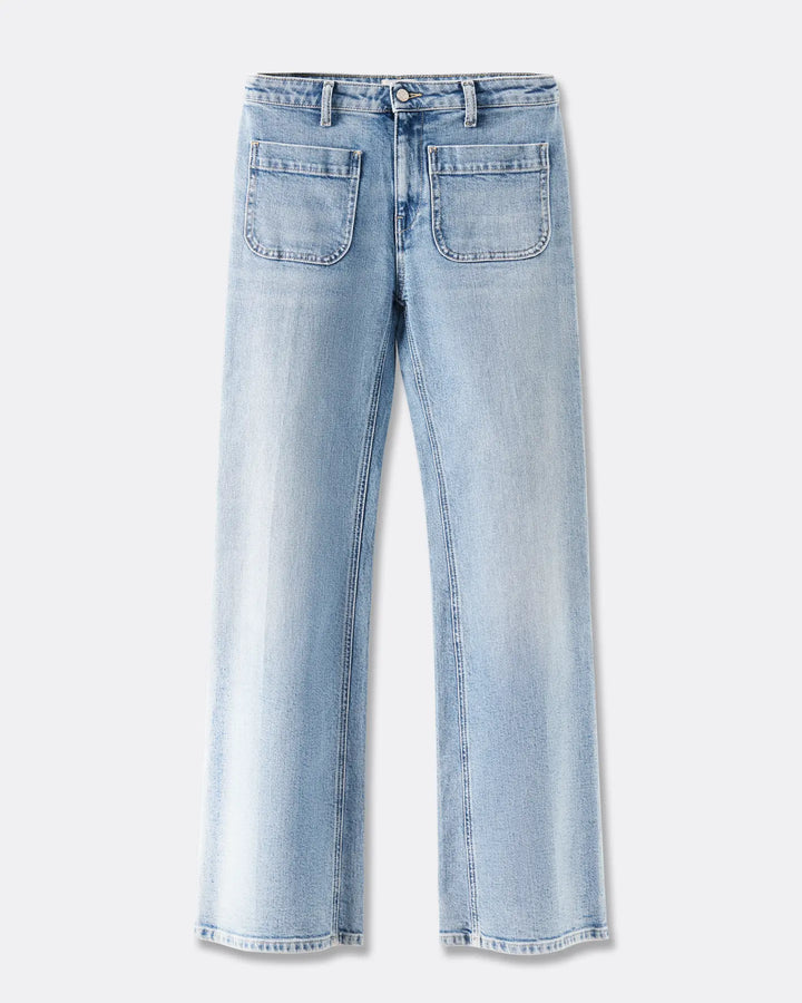 Jean femme en denim léger bleu clair, coupe droite avec jambe légèrement large, matière 100% coton pour un confort estival adaptable à toutes morphologies.