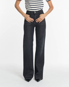 Jean femme en denim 100 % coton de couleur gris foncé, coupe droite et taille haute, conçu pour s’adapter à toutes les morphologies avec un style décontracté.