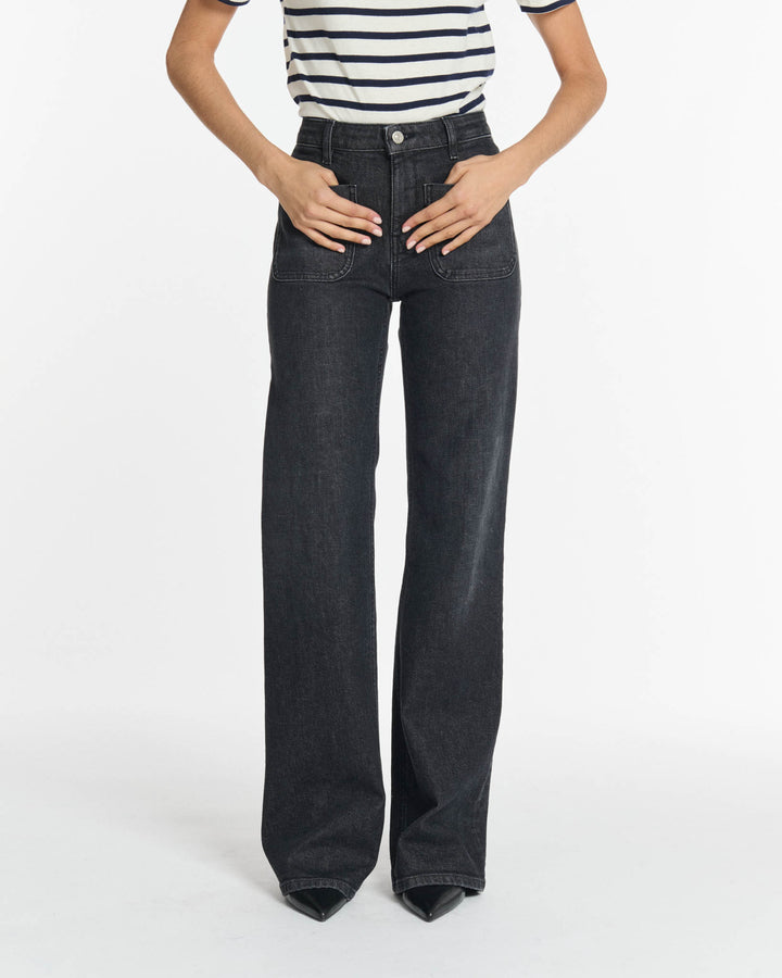 Jean femme en denim 100 % coton de couleur gris foncé, coupe droite et taille haute, conçu pour s’adapter à toutes les morphologies avec un style décontracté.