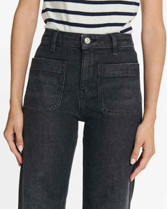 Jean femme en denim épais gris foncé avec coupe droite, taille haute et poches plaquées sur le devant, adapté à toutes les morphologies.