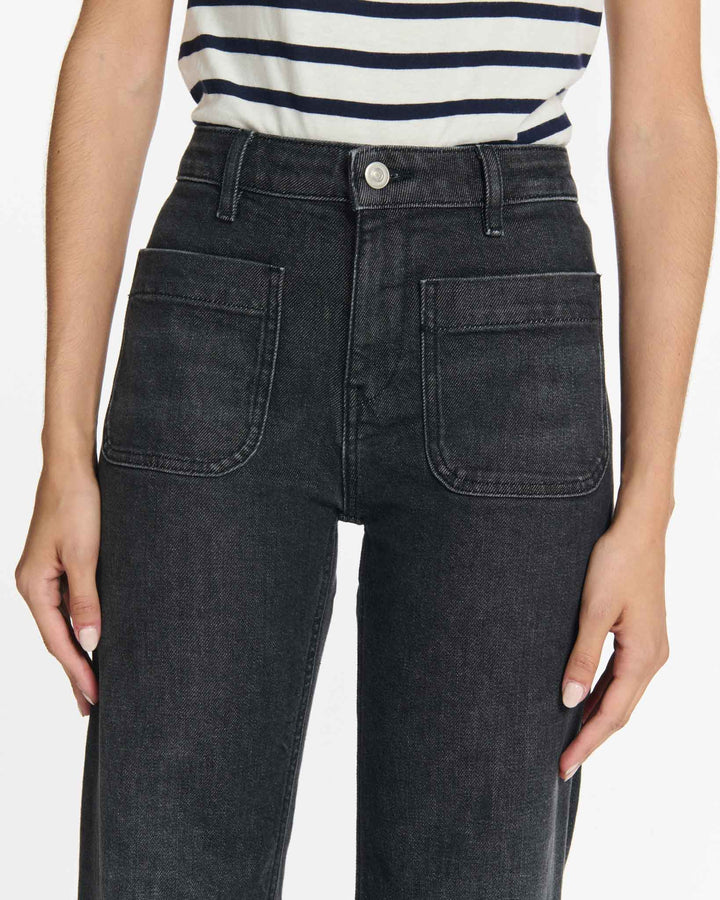 Jean femme en denim épais gris foncé avec coupe droite, taille haute et poches plaquées sur le devant, adapté à toutes les morphologies.
