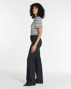 Jean denim femme en coton couleur gris foncé avec coupe large et taille haute, offrant un fit confortable et moderne adapté à toutes les morphologies.