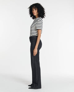 Jean denim gris foncé en coupe droite, en coton, offrant une silhouette ajustée à la taille et une jambe légèrement ample, idéal pour toutes morphologies féminines.