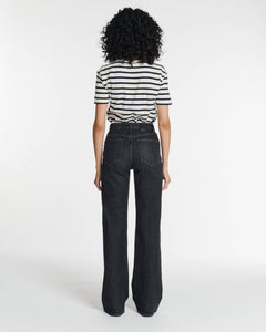 Jean en denim gris foncé, coupe droite légèrement flare, tissu 100 % coton, offrant un rendu élégant et confortable adapté à toutes les morphologies féminines.