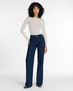 Jean femme en denim brut bleu foncé, coupe droite et taille haute, tissu 100 % coton, adapté à toutes les morphologies pour un style élégant et confortable.