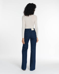 Jean femme en denim brut bleu foncé, coupe droite avec taille haute, matière 100% coton offrant une silhouette allongée et élégante.