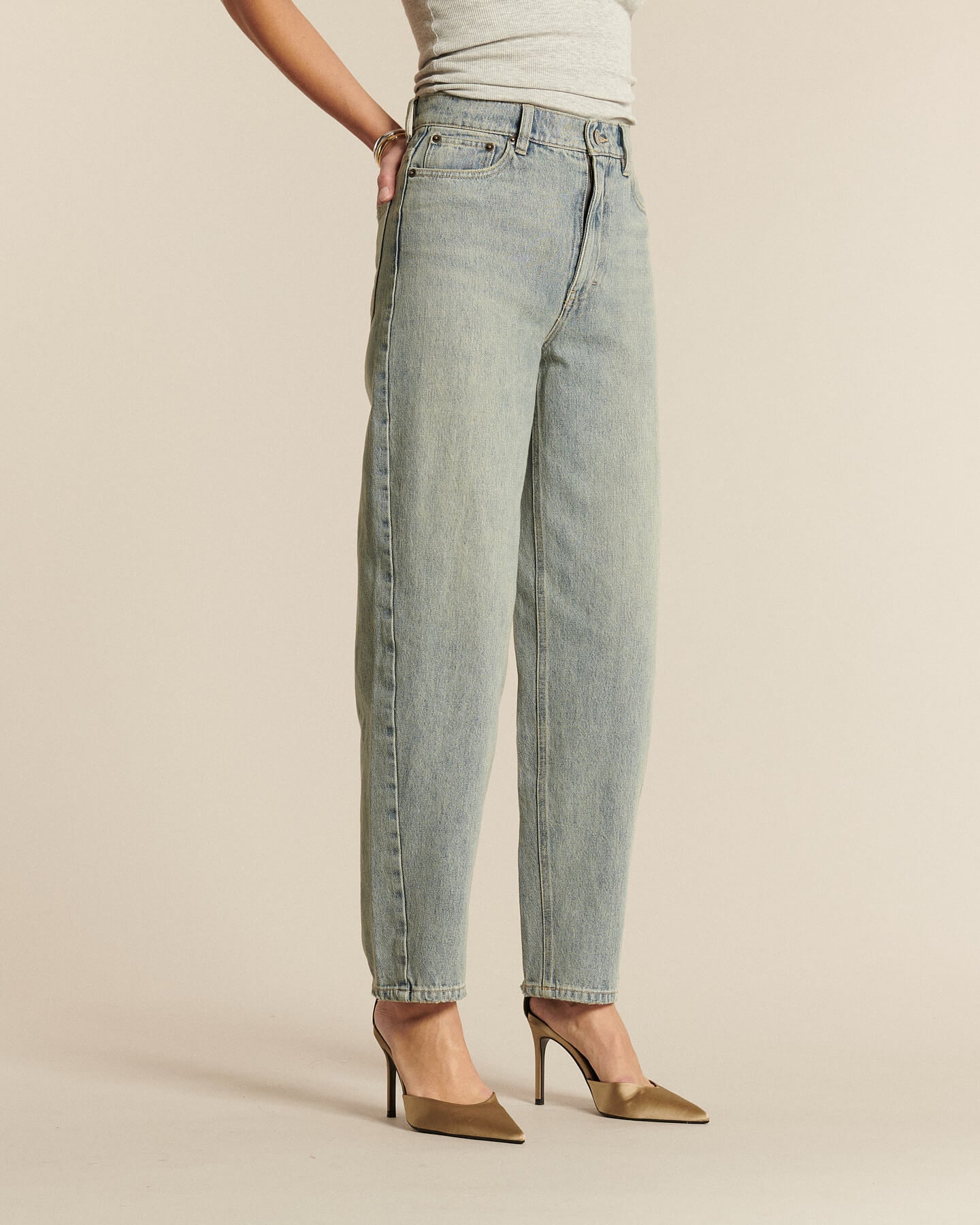 Jean denim bleu clair en coton, coupe droite légèrement ample, offrant un style décontracté et adapté à toutes les morphologies féminines.