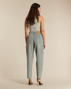 Jean femme en denim bleu clair à effet vintage, coupe droite légèrement fuselée, matière coton rigide offrant un style classique et une adaptation à toutes les morphologies.