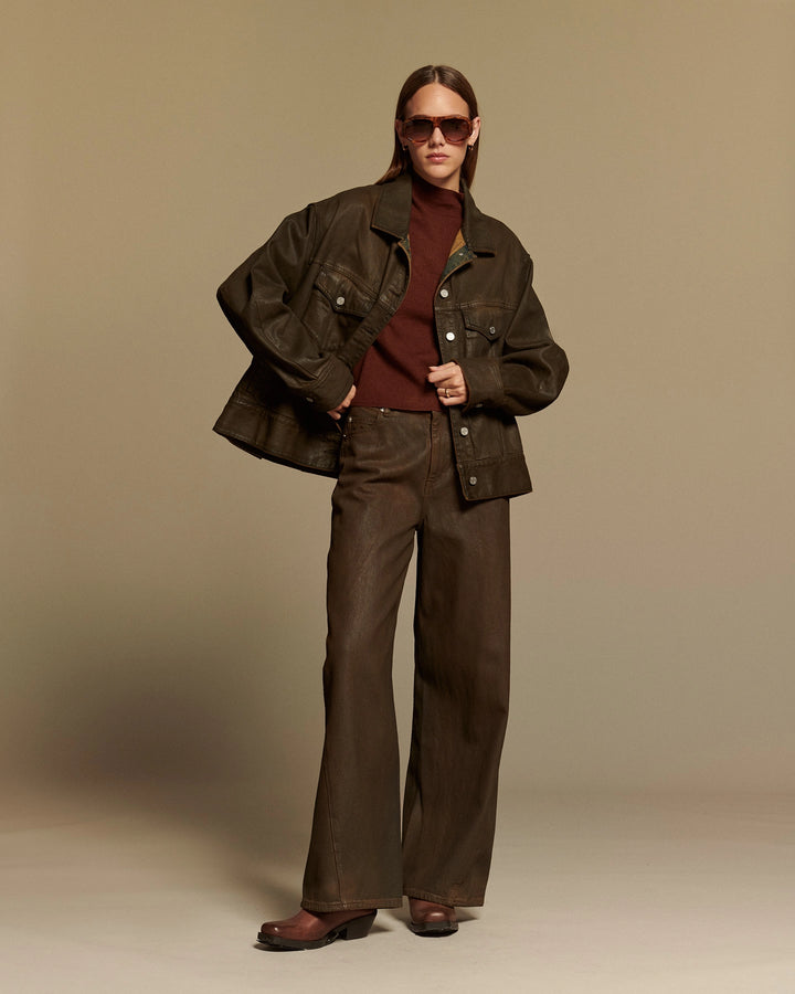 Jean femme marron en denim 100% coton avec coupe large et droite, adapté à toutes les morphologies, parfait pour un style décontracté et élégant.