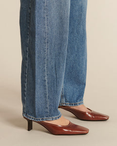 Jean femme en denim bleu clair, coupe droite large, matière 100% coton, tombant élégant et fluide adapté à toutes les morphologies.