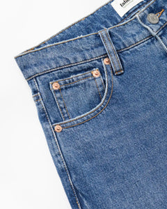 Jean denim bleu ash en coton 100%, coupe droite offrant un ajustement confortable et élégant, idéal pour toutes les morphologies féminines.