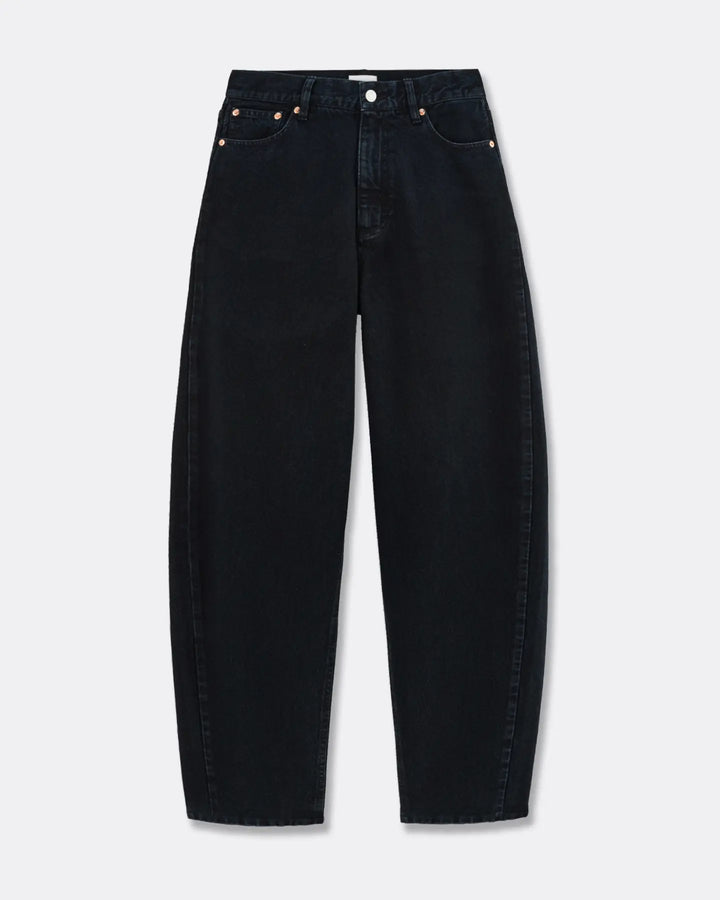 Jean en denim noir foncé 100 % coton avec coupe barrel, taille haute et ajustement décontracté, conçu pour s'adapter à toutes les morphologies féminines.