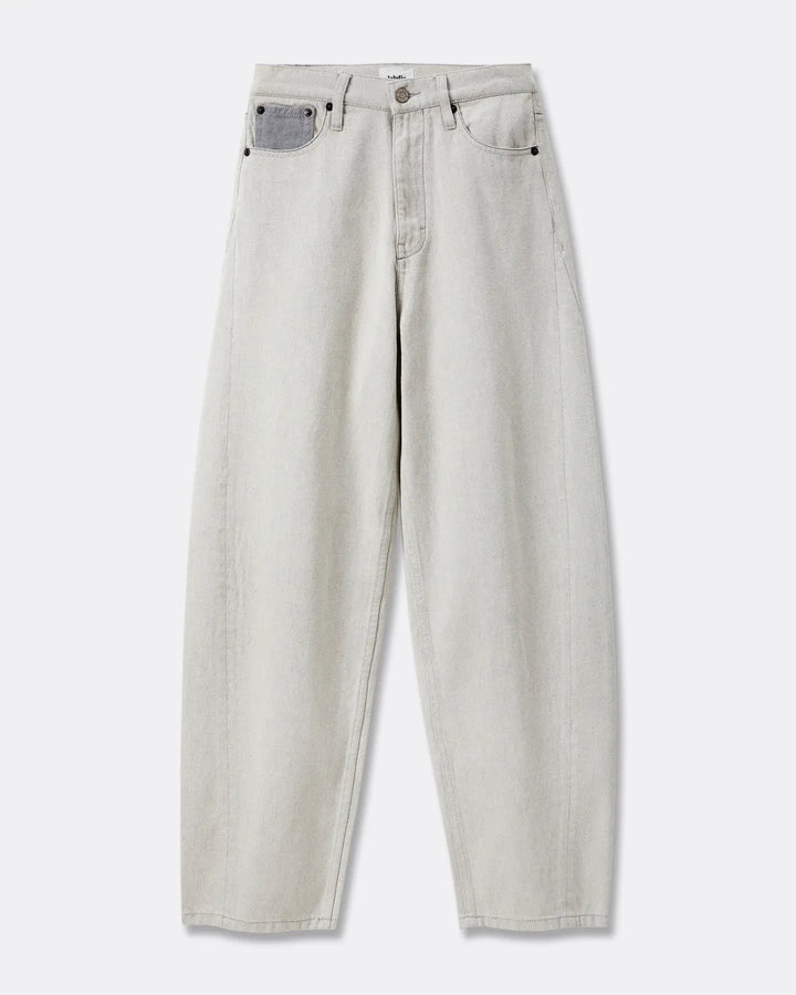 Jean pour femme en denim non teinté couleur granit clair, coupe barrel légèrement ample avec taille haute et poche en contraste gris foncé.