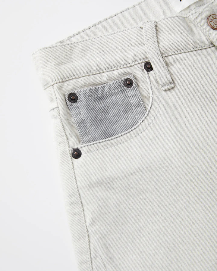 Jean femme en denim 100% coton non teint, couleur granit claire avec poche avant contrastée gris, coupe droite et ajustée pour toutes les morphologies.