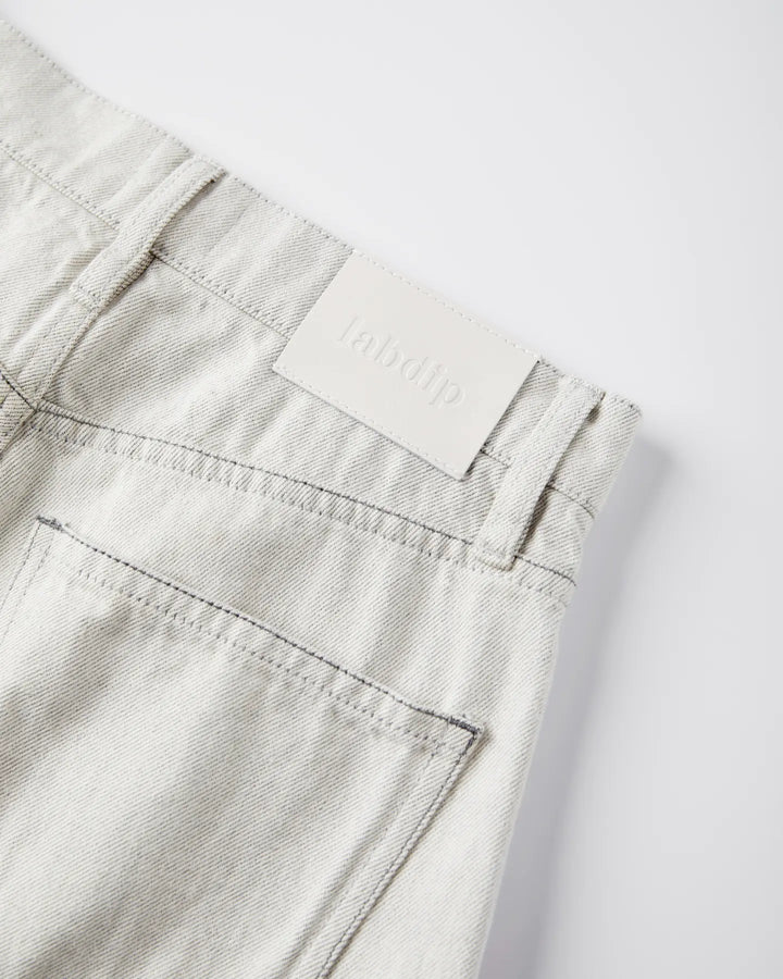 Jean en denim 100 % coton non teint, couleur granit clair, coupe droite avec poche arrière, adapté à toutes les morphologies féminines.