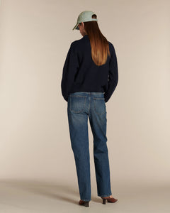 Jean droit en denim bleu moyen avec une coupe classique et un ajustement confortable, conçu pour s’adapter à toutes les morphologies féminines.