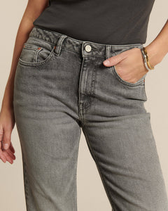 Jean denim pour femme de couleur gris clair avec un effet délavé, coupe droite confortable en coton, adapté à toutes les morphologies.