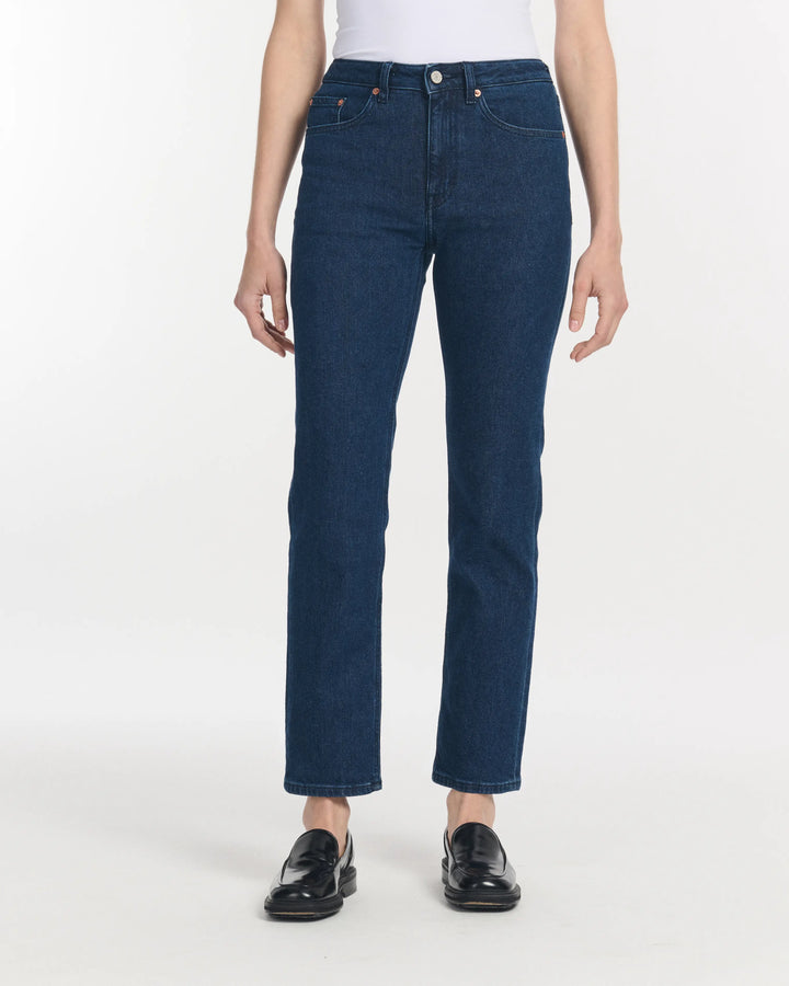 Jean pour femme en denim brut bleu foncé, coupe droite et ajustée, fabriqué en coton, parfait pour s’adapter à toutes les morphologies.