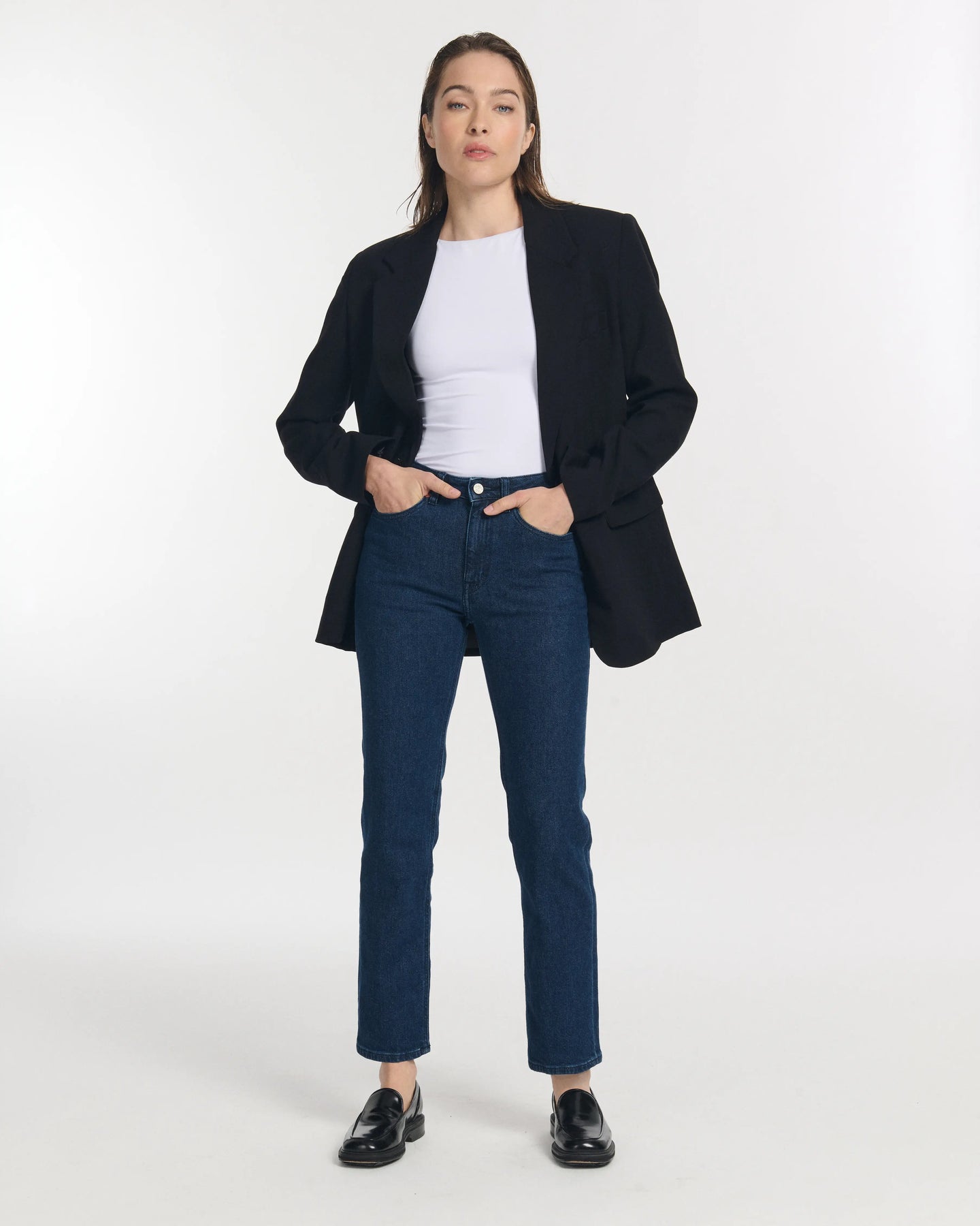Jean droit en denim brut bleu foncé 100% coton, coupe ajustée et longueur cheville, idéal pour sublimer toutes les silhouettes féminines.