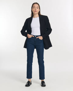 Jean droit en denim brut bleu foncé 100% coton, coupe ajustée et longueur cheville, idéal pour sublimer toutes les silhouettes féminines.