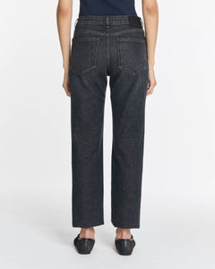 Jean femme en denim gris foncé, coupe droite légèrement ample, tissu 100% coton, conçu pour s’adapter à toutes les morphologies avec un style moderne et confortable.