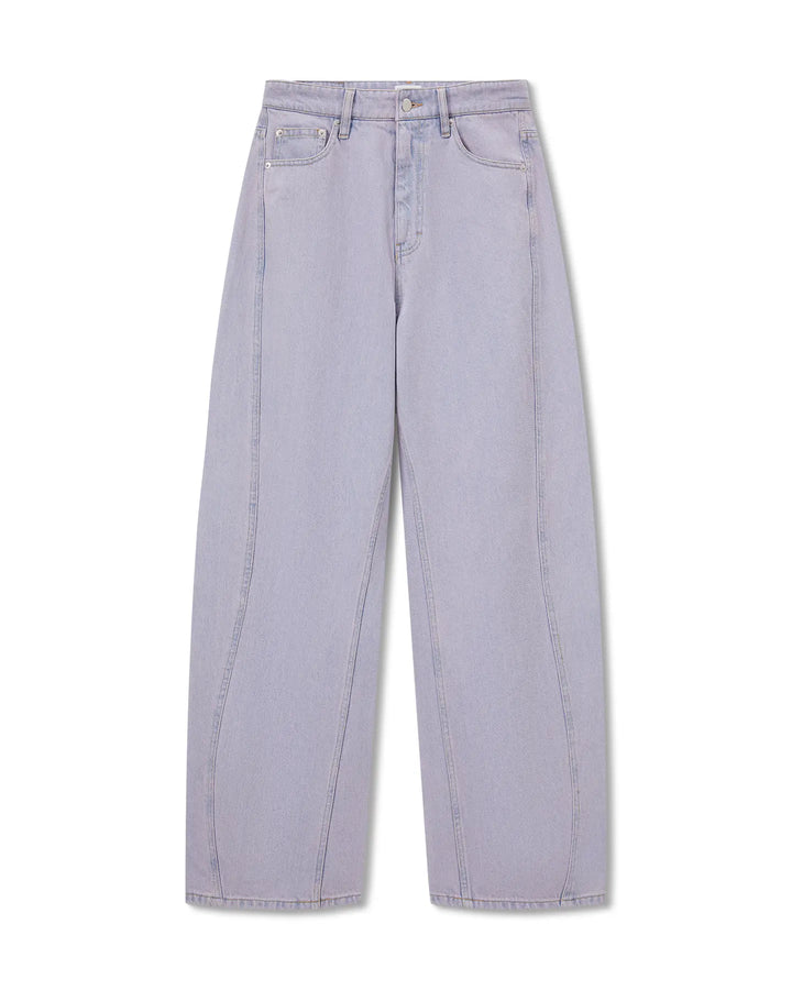 Jean pour femme en denim 100% coton de couleur rose poudré, coupe large et droite, adapté à toutes les morphologies pour un style décontracté et moderne.