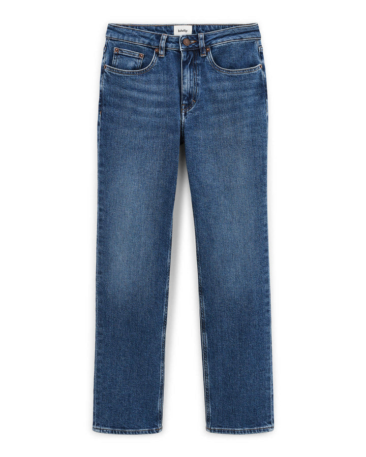 Jean droit en denim 100 % coton de couleur bleu moyen avec coupe ajustée et taille classique, conçu pour s’adapter à toutes les morphologies féminines.