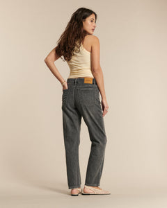 Jean droit en denim 100% coton gris délavé avec une coupe ajustée qui valorise toutes les morphologies féminines.