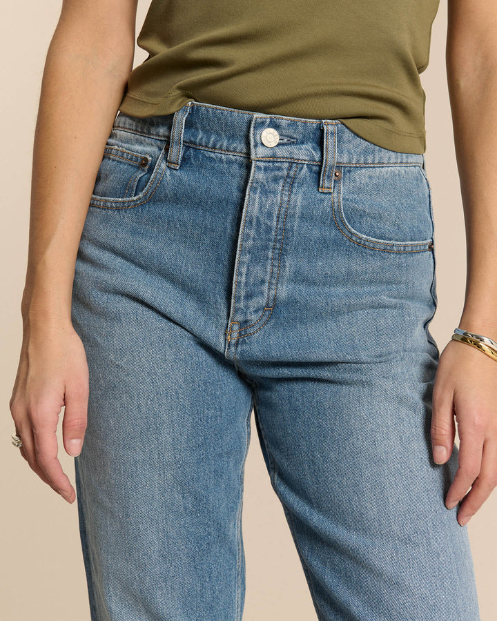 Jean femme en denim stone fade bleu clair, coupe droite ajustée, composé à 100 % de coton, offrant un tombé structuré et un style intemporel.