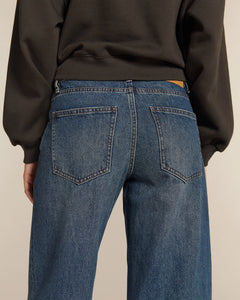 Jean large en denim 100% coton de couleur bleu stone, coupe boyfriend confortable qui s’adapte à toutes les morphologies féminines.
Porté par le mannequin détail