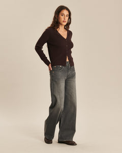 Jean femme en denim gris délavé, coupe large et droite, matière 100% coton offrant un tombé fluide et confortable adapté à toutes les morphologies.