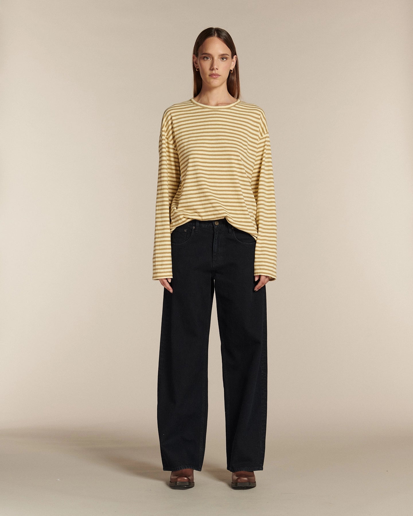 Jean large noir en denim 100 % coton, coupe droite et ample, conçu pour s’adapter à toutes les morphologies féminines avec un style confortable et moderne.
porté par le mannequin de face