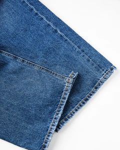 Jean en denim bleu moyen, coupe droite avec finitions soignées, tissu 100 % coton offrant confort et adaptabilité à toutes les morphologies féminines.