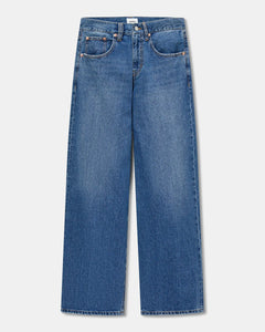 Jean femme en denim 100 % coton bleu moyen, coupe droite et longueur classique, offrant un tombé fluide adapté à toutes les morphologies.