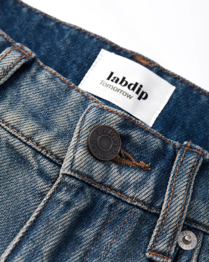 Jean en denim bleu délavé en coton, coupe droite avec finition effet dégradé soleil, matériau doux et confortable pour femme.