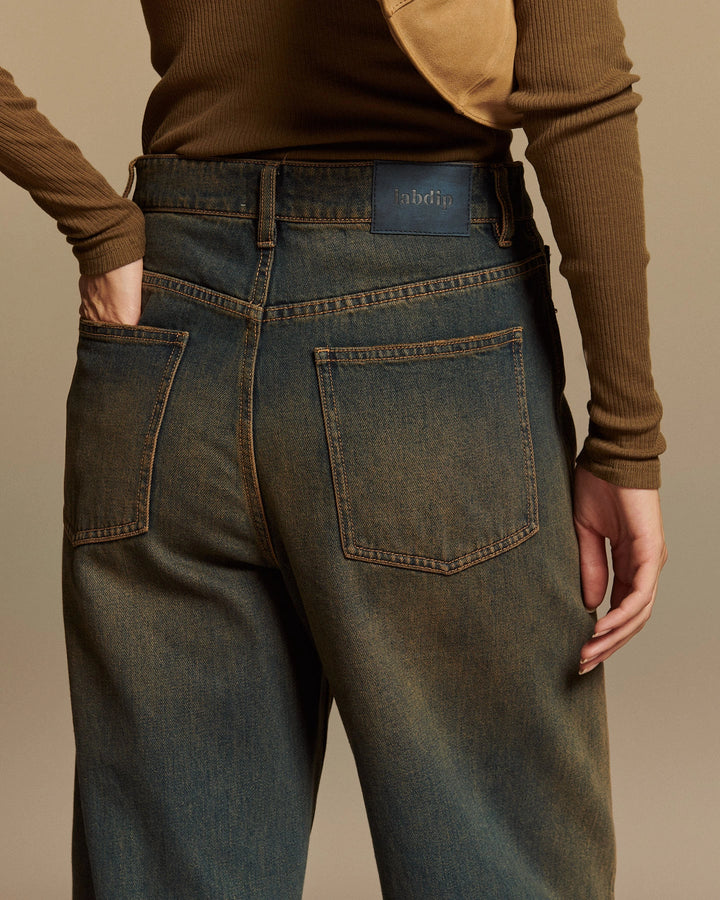 Jean large en denim 100 % coton, effet délavé bleu foncé avec une coupe ample et confortable adaptée à toutes les morphologies féminines.