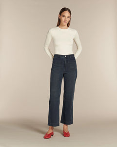 Jean femme en denim 100% coton de couleur bleu foncé, coupe droite et taille haute avec poches sur l'avant, adapté aux morphologies en X pour un confort optimal.