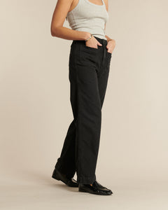 Jean droit en denim noir foncé, coupe classique et confortable, conçu pour épouser toutes les morphologies féminines avec un tissu en coton de qualité.