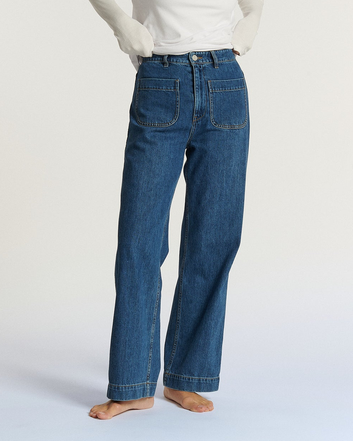 Jean en denim bleu moyen 100 % coton avec coupe droite et taille haute, doté de poches plaquées avant, adapté à toutes les morphologies féminines.