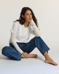 Jean en denim bleu moyen 100 % coton, coupe droite légèrement ample, conçu pour s’adapter à toutes les morphologies féminines avec un confort optimal.
