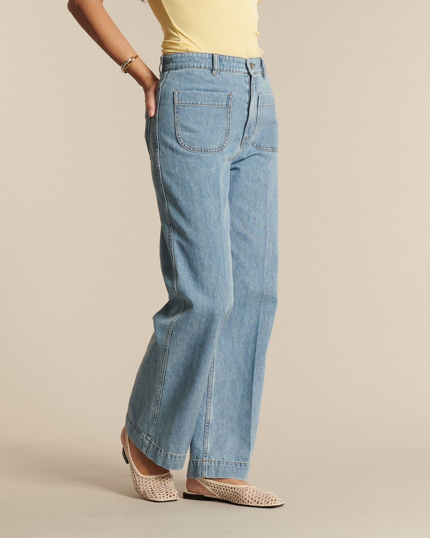 Jean femme en denim bleu clair, coupe large et droite, tissu en coton, adapté à toutes les morphologies pour un style confortable et casual.