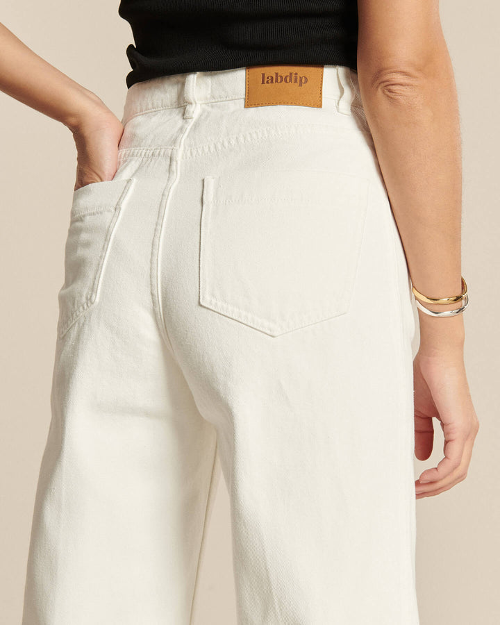 Jean blanc en denim 100 % coton avec une coupe large et confortable, adapté à toutes les morphologies, idéal pour un style casual et estival.