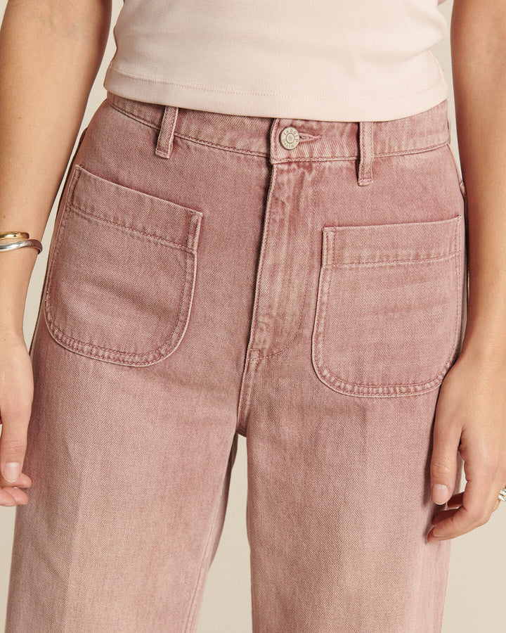 Jean en denim coton de couleur quartz délavée, coupe droite avec poches plaquées avant, offrant un style femme décontracté et moderne.