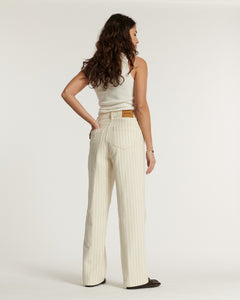 Jean pour femme en denim 100 % coton couleur sable clair à rayures verticales, coupe droite et fit confortable, idéal pour un style estival décontracté.