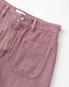 Jean femme en denim 100% coton teinté quartz, coupe droite avec poche plaquée et détails de surpiqûres visibles, parfait pour un style décontracté.