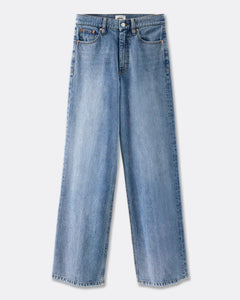 Jean en denim bleu clair 100 % coton avec coupe droite et longueur longue, idéal pour femme cherchant un pantalon confortable et adapté à toutes morphologies.
