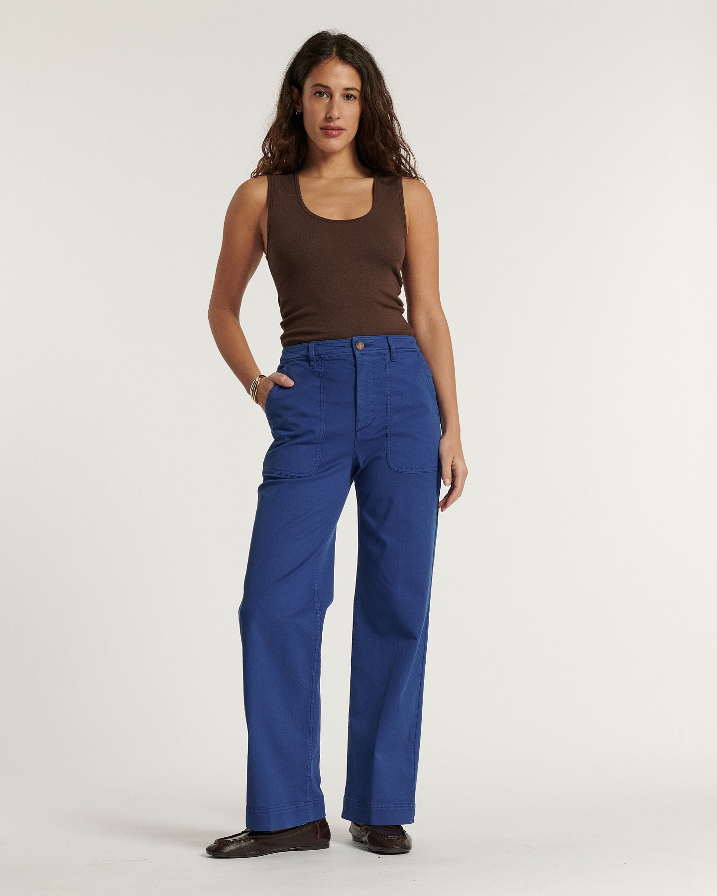 Jean en coton bleu outre-mer avec coupe droite et taille haute, offrant un ajustement confortable et une silhouette adaptée à toutes les morphologies.