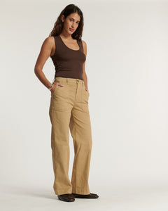 Pantalon droit en coton stretch couleur praline, coupe ample et confortable, idéal pour un style décontracté et adapté à toutes les morphologies féminines.